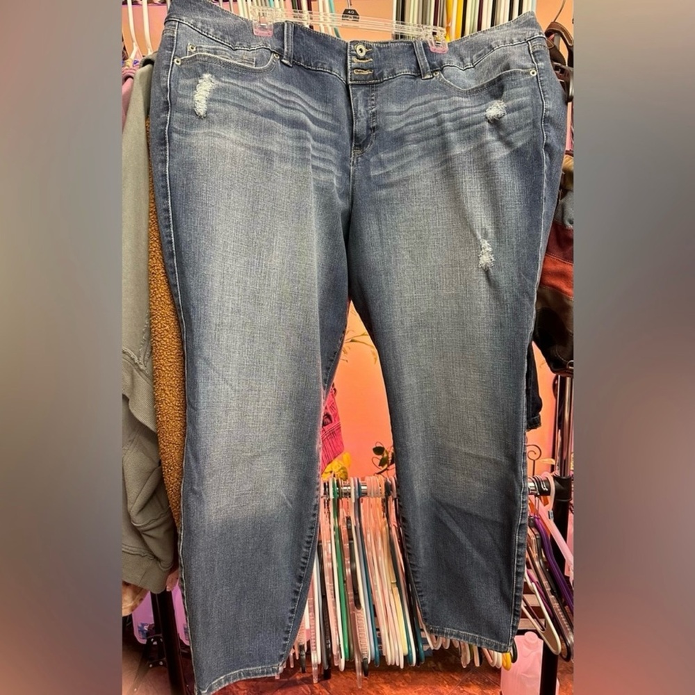 NWOT - TORRID PREMIUM JEGGINGS- SIZE 26R - LIGHT DISTRESSING